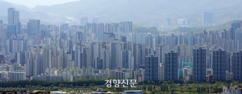 지난달 4일 서울 남산에서 바라본 강남 지역의 아파트 단지. 서성일 선임기자