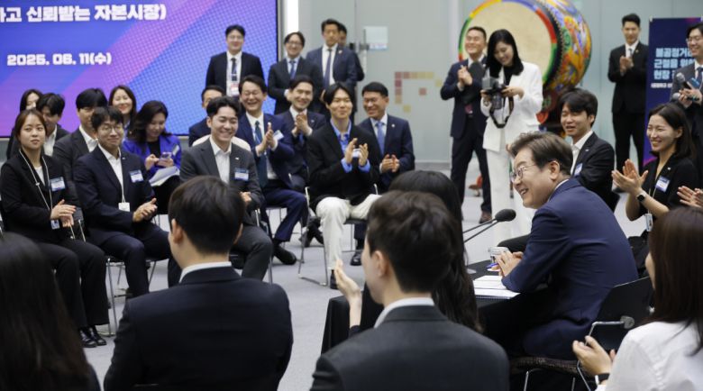이 대통령 첫 ‘현장 행보’ 이재명 대통령이 11일 서울 영등포구 한국거래소 통합관제센터에서 열린 주식시장 불공정거래 근절을 위한 현장 간담회에 참석해 발언하고 있다. 대통령실사진기자단
