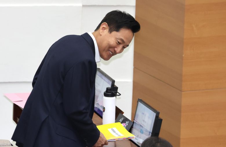 오세훈 서울시장이 11일 제331회 서울시의회 정례회 시정질문에 앞서 참석자들과 인사하고 있다. 연합뉴스