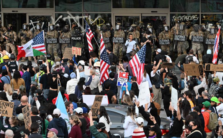 거리로 나온 시민들 도널드 트럼프 정부의 이민 단속에 반대하는 시위대가 10일(현지시간) 미국 로스앤젤레스(LA) 연방기관 청사 앞에 모여 있다. AFP연합뉴스