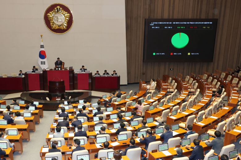 지난 5일 열린 국회 본회의에서 내란 특검법이 통과되고 있다. 한수빈 기자