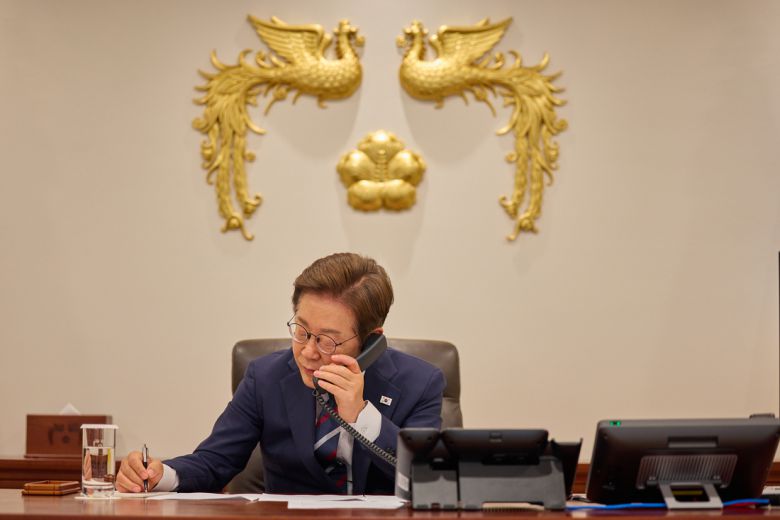 이재명 대통령이 11일 서울 용산 대통령실 집무실에서 페트로 피알라 체코 총리와 전화통화를 하고 있다. 대통령실 제공