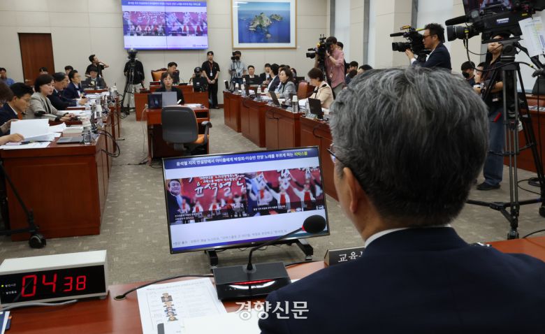 오석환 교육부 차관이 지난 11일 국회 교육위 전체회의에서 리박스쿨관련 질의를 듣고 있다. 박민규 선임기자