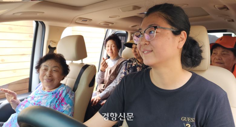 경기 여주 구양리의 이현 사무장(44)이 지난 6월 5일 구양리 행복 버스 안에서 주민들과 이야기를 나누고 있다. 이재덕 기자