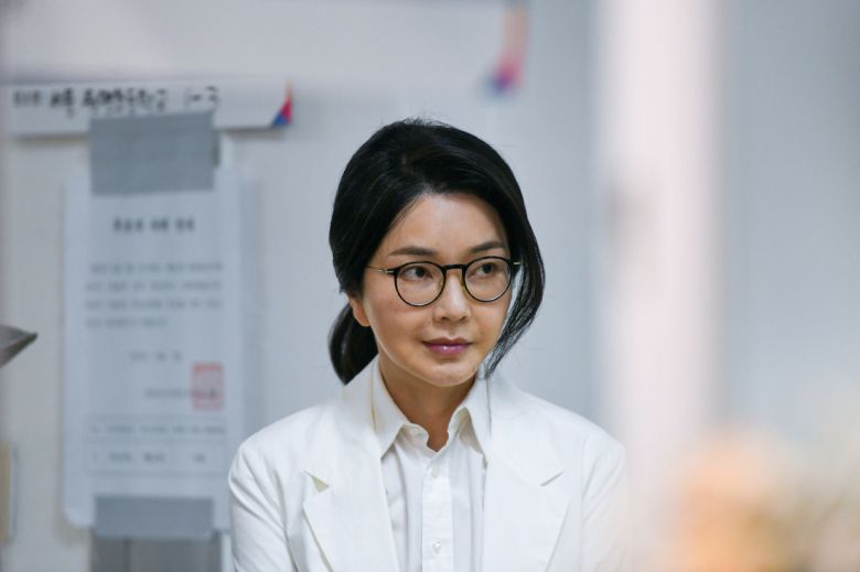 윤석열 전 대통령 배우자 김건희 여사가 제21대 대통령선거일인 지난 6월 3일 서울 서초구 원명초등학교에 마련된 서초4동제3투표소에서 투표하기 위해 줄을 서고 있다. /공동취재 연합뉴스