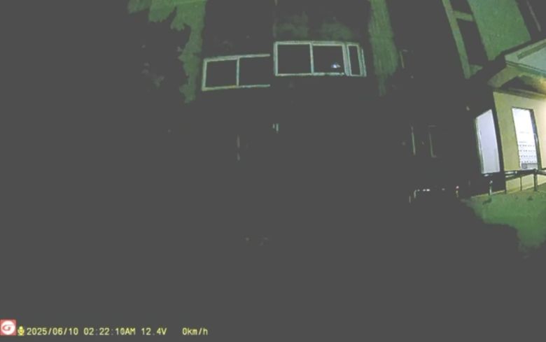 A씨가 지난 10일 피해자인 50대 여성이 사는 대구 달서구 한 아파트의 가스배관 등을 밟으며 외벽을 오르고 있다. 범행 전 모습이 담긴 차량 블랙박스 영상 캡처. 연합뉴스