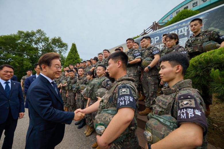 전방 장병들과 이재명 대통령이 지난 13일 경기 연천군 육군 25사단을 방문해 장병들과 악수하고 있다. 이 대통령 SNS