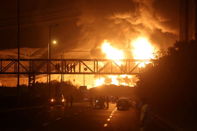 15일(현지시간) 이란 테헤란의 샤란 정유저장소가 이스라엘군의 공격을 받아 불길에 휩싸여있다. 로이터연합뉴스