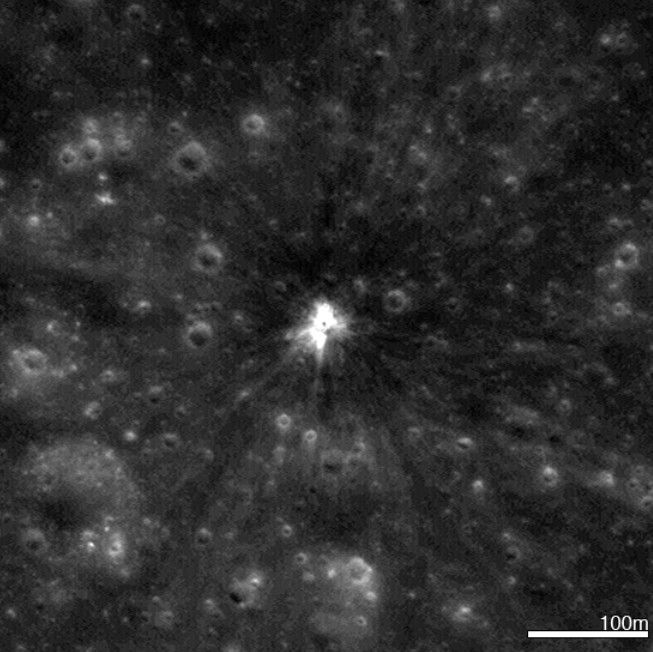 2013년 3월17일 월면을 강타한 소행성이 남긴 흔적(사진 가운데 흰색 얼룩)이 미국 항공우주국(NASA) 달 궤도선에 같은 해 7월 찍혔다. 이 충돌로 지름 18ｍ짜리 충돌구가 형성됐다. NASA 제공