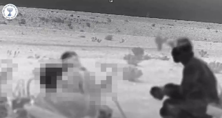 이스라엘 정보기관 모사드가 직접 공개한 작전 모습. 모사드 요원들이 지난 13일(현지시간) 공습에 앞서 이란으로 무기를 밀반입하는 모습이 담겨 있다.  모사드