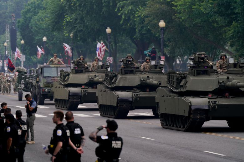 미국 육군 창설 250주년이자 도널드 트럼프 대통령의 79번째 생일인 14일(현지시간) 워싱턴DC에서 열병식이 진행되고 있다. EPA연합뉴스