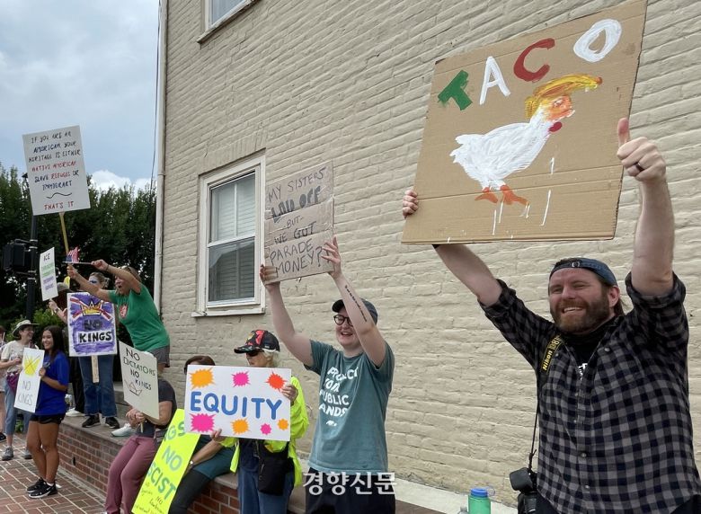 14일(현지시간) 미국 워싱턴DC 교외인 버지니아주 페어팩스시에서 시민들이 도널드 트럼프 대통령에 반대하는 ‘노 킹스’(No Kings) 집회를 열고 있다. 페어팩스(버지니아) | 김유진 특파원