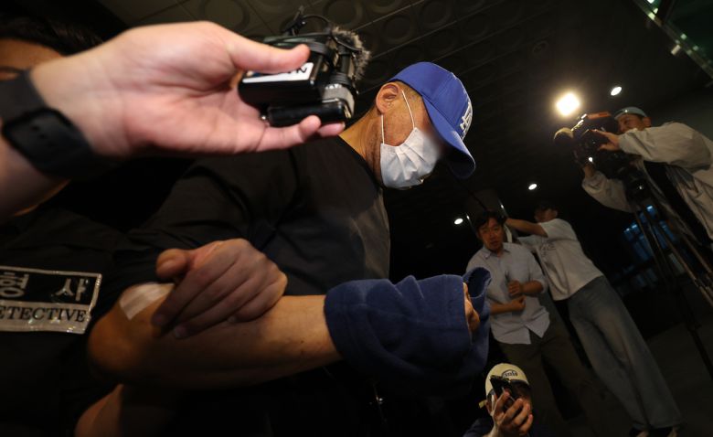 대구에서 신변보호 여성을 살해하고 도주한 피의자가 범행 나흘 만에 세종시 조치원읍에서 경찰에 붙잡혀 15일 대구 성서경찰서로 들어서고 있다. 연합뉴스