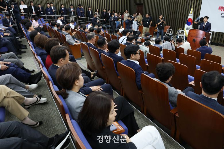 김용태 국민의힘 비대위원장이 9일 국회에서 열린 의원총회에서 모두발언을 하고 있다. 성동훈 기자
