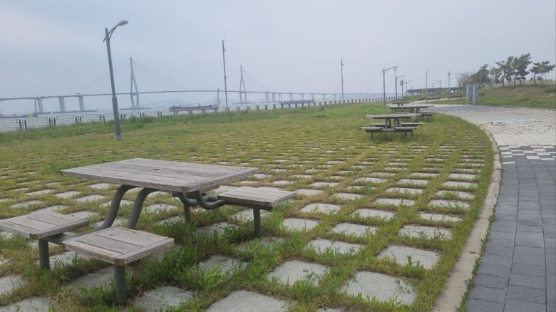 골든하바 공원에 있는 휴게의자 주변에 잡풀이 무성하다. 박준철기자