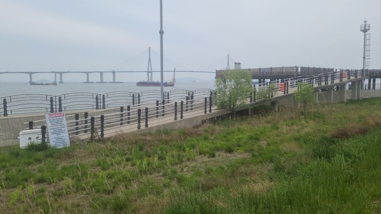 인천대교와 인천항으로 오가는 선박을 볼수 있는 바다전망대가 자물쇠로 잠겨져 출입을 못하고 있다. 박준철기자