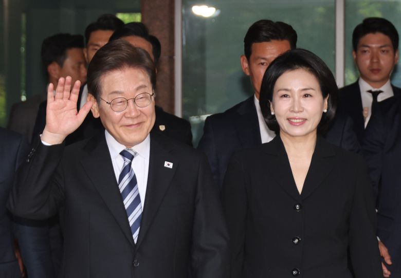 이재명 대통령과 김혜경 여사가 지난 4일 인천 계양구 사저를 출발하며 주민과 인사하고 있다. 대통령실사진기자단