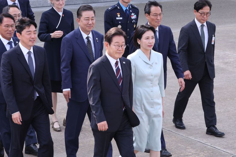 이재명 대통령과 김혜경 여사가 16일 캐나다 앨버타주 카나나스키스에서 열리는 주요 7개국(G7) 정상회의 참석을 위해 경기도 성남시 서울공항에 도착해 공군 1호기로 이동하고 있다. 대통령실사진기자단