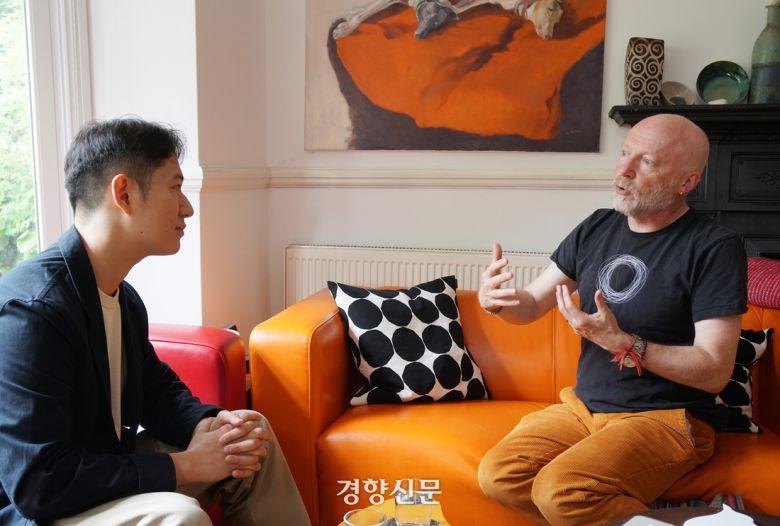 마커스 드 사토이 옥스퍼드대 수학과 교수(오른쪽)가 지난달 18일(현지시간) 영국 런던 자신의 자택에서 경향신문과 인터뷰하고 있다. 런던 | 김경학 기자