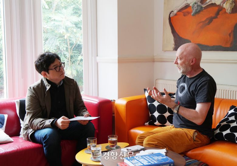마커스 드 사토이 옥스퍼드대 수학과 교수(오른쪽)가 지난달 18일(현지시간) 영국 런던 자신의 자택에서 경향신문과 인터뷰하고 있다. 런던 | 조문희 기자