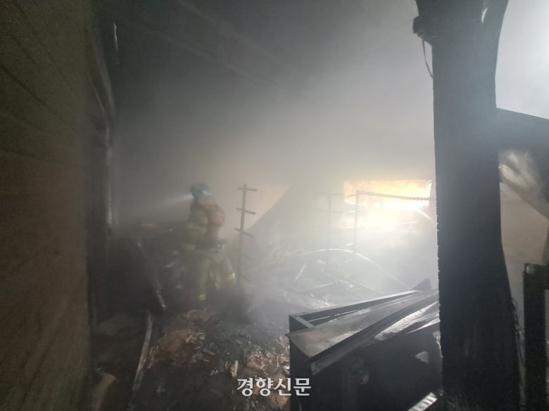 16일 오후 경기 고양시 일산동구 한 공예품 제조 공장 안에서 소방관이 불을 끄고 있다. 경기북부소방본부 제공