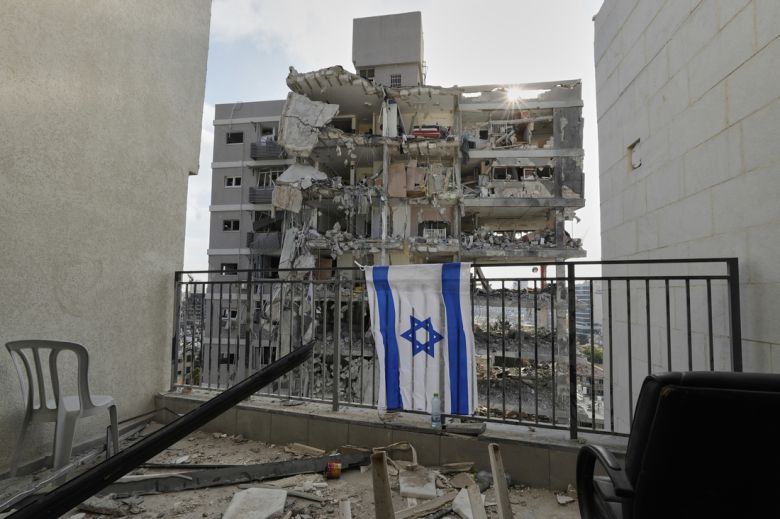 15일(현지시간) 이란의 미사일 공격으로 이스라엘 중부 바트얌에 있는 아파트가 파괴돼있다. AP연합뉴스