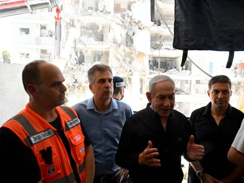 베냐민 네타냐후 이스라엘 총리(오른쪽에서 두 번째)가 15일(현지시간) 이란 보복 공습으로 피해를 본 바트얌의 아파트를 시찰하고 있다. 이스라엘 총리실 제공