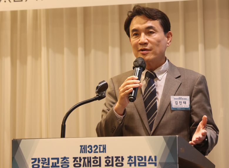지난달 9일 강원 춘천시 미래웨딩컨벤션에서 열린 강원특별자치도교원단체총연합회(강원교총) 32대 회장 취임식에서 김진태 지사가 격려사를 하고 있다. 연합뉴스