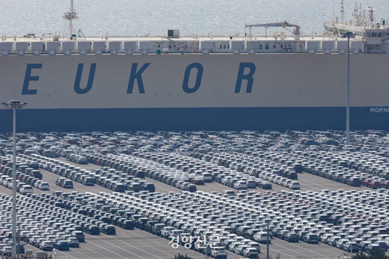 선적을 앞둔 수출용 차들이 지난 3월31일 경기 평택시 평택항 자동차전용부두에 세워져 있다. 도널드 트럼프 미국 대통령은 미국에 수입되는 외국산 자동차에 대해 지난 4월3일부터 25%의 관세를 부과했다.