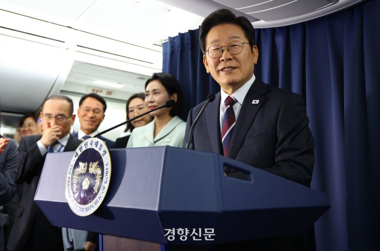 주요 7개국(G7) 정상회의 참석차 캐나다를 방문하는 이재명 대통령이 16일 공군 1호기에서 브리핑을 하고 있다. 김창길 기자