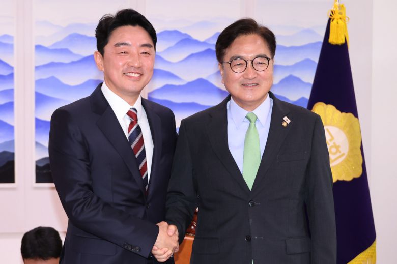 강훈식 대통령비서실장(왼쪽)이 17일 국회 본관 국회의장실에서 우원식 국회의장이을 만나 악수하고 있다. 연합뉴스