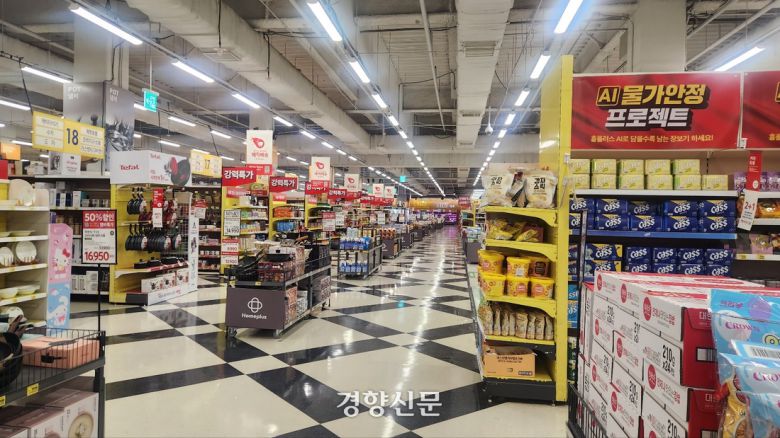서울의 한 홈플러스 매장이 주말 오후 시간인데도 고객 없이 한가하다. 이성희 기자