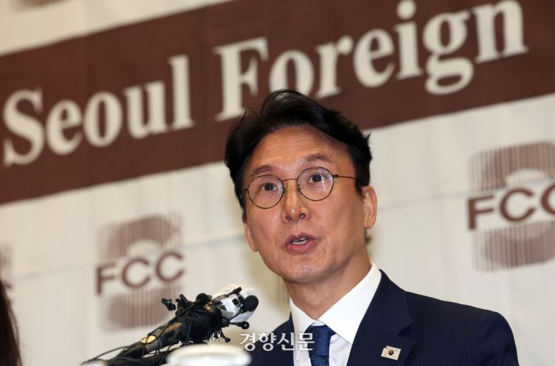 김민석 국무총리 후보자가 17일 서울 중구 한국프레스센터에서 열린 외신기자간담회에서 질문에 답변을 하고 있다. 권도현 기자