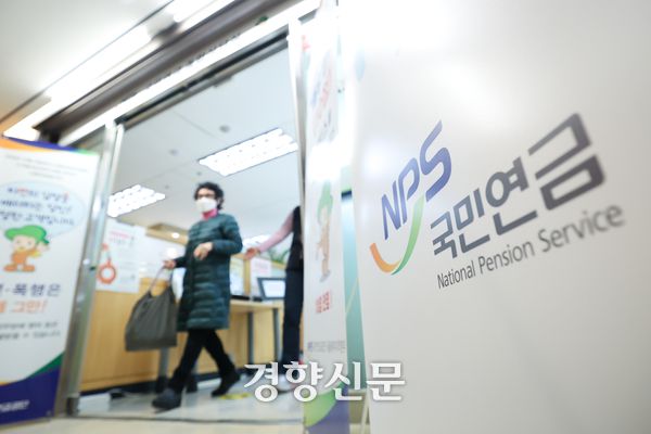 국민연금을 받는 노년층 일부에서 건강보험료 피부양자 자격 상실로 건보료 부담이 커지는 것으로 나타났다. 성동훈 기자