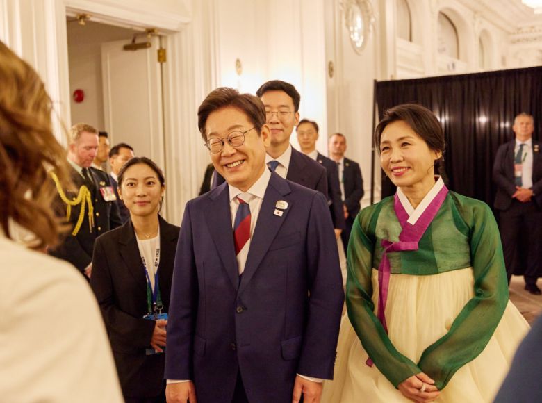 이재명 대통령과 김혜경 여사가 16일(현지시간) 캐나다 캘거리의 한 호텔에서 열린 캐나다 총독 부부 주최 주요 7개국(G7) 정상회의 초청국 리셉션에 참석하고 있다. 캘거리 | 김창길 기자