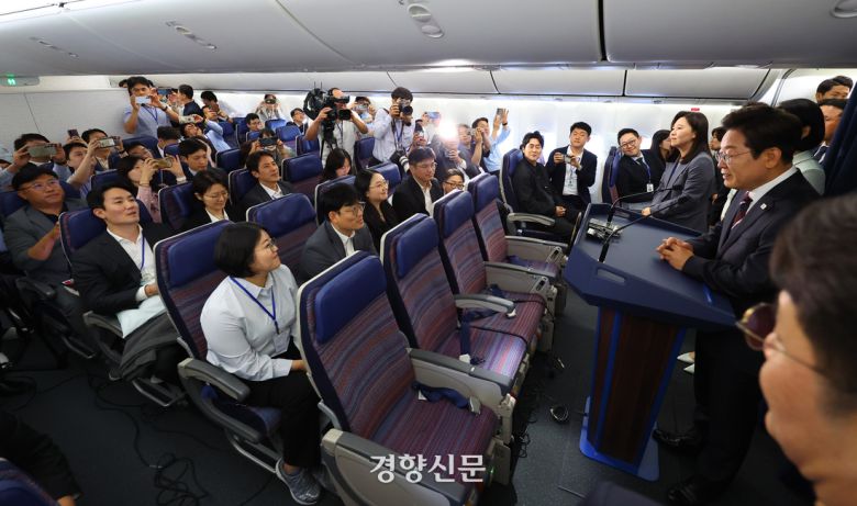 주요 7개국(G7) 정상회의 참석차 캐나다를 방문하는 이재명 대통령이 16일 공군 1호기에서 브리핑을 하고 있다. 김창길 기자