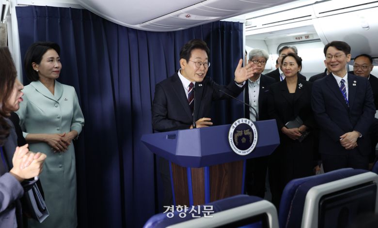 이재명 대통령이 16일 G7 정상회의 참석을 위해 캐나다 캘거리로 향하는 공군 1호기 기내에서 기자회견을 열고 기자들의 질문을 받고 있다. 김창길 기자