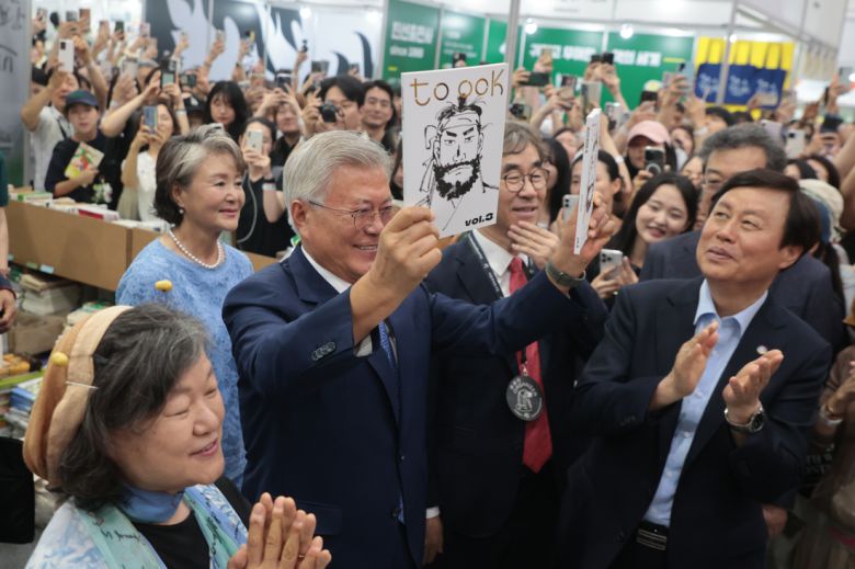 문재인 전 대통령이 18일 서울 강남구 삼성동 코엑스에서 열린 2025 서울국제도서전에서 평산책방 부스를 찾은 독자들과 인사하고 있다. 연합뉴스