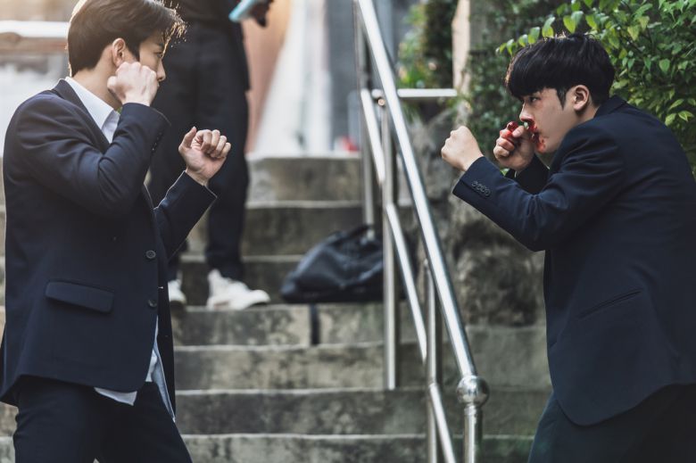 웨이브 오리지널 드라마 <ONE: 하이스쿨 히어로즈>에서 주인공 ‘의겸’(이정하, 오른쪽)이 싸움을 벌이고 있다. 웨이브 제공