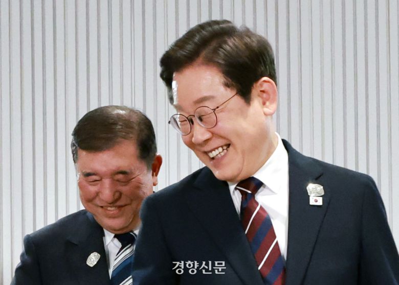 이재명 대통령이 17일(현지시간) 캐나다 앨버타주 카나나스키스 주요 7개국(G7) 정상회의장에서 열린 한일 정상회담에서 이시바 시게루 일본 총리와 자리를 바꾸며 밝게 웃고 있다. 김창길 기자