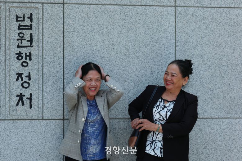 베트남전 당시 한국군에 의한 민간인 학살 피해자인 하미 마을 출신 응우옌티탄(왼쪽부터), 퐁니 마을 출신 응우옌티탄(동명이인)이 18일 서울 서초구 대법원 앞에서 열린 기자회견에 앞서 웃고 있다. 정효진 기자