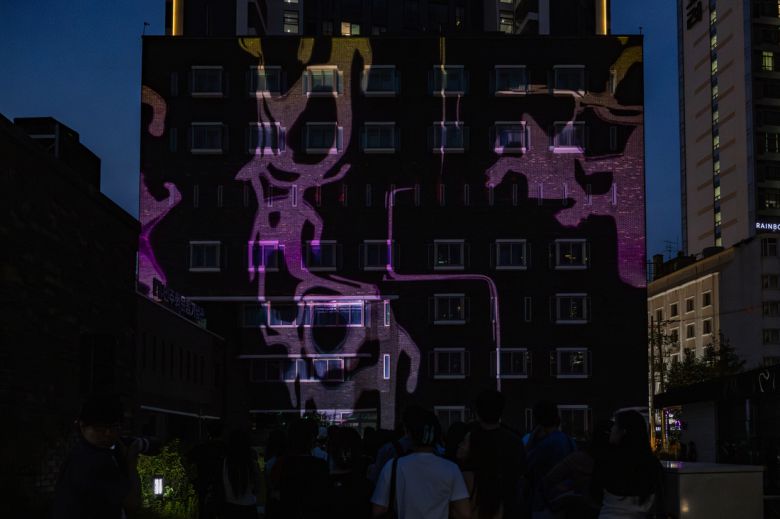 지난 12일 서울 용산구 남영동 민주화운동기념관 개관 기념 공연 <민주주의에 말을 걸다>를 시작하며 과거 대공분실이었던 벽돌 건물의 전면에 미디어 아트 작품을 띄우고 있다.    민주화운동기념사업회 제공