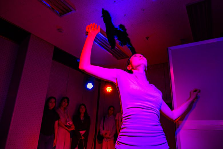 김근태 전 의원이 고문을 받았던 남영동 대공분실 515호 조사실에서 무용수가 몸짓을 이어가고 있다.    민주화운동기념사업회 제공