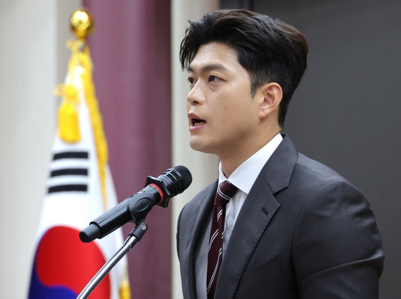 “당원 여론조사” 김용태 국민의힘 비상대책위원장이 18일 국회에서 열린 ‘군 공항 이전 사업’ 국정과제 채택을 위한 정책세미나에서 축사를 하고 있다. 연합뉴스