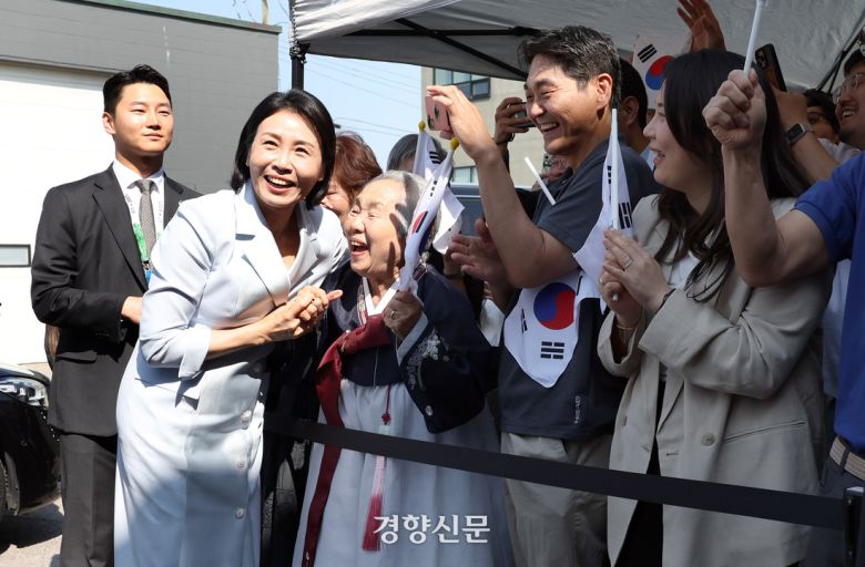 이재명 대통령 배우자 김혜경 여사가 17일(현지시간) 캐나다 앨버타주 캘거리 한인회관에서 열린 캐나다 서부 동포사회와의 대화를 나누기 전 동포들과 인사를 하고 있다. 김창길 기자