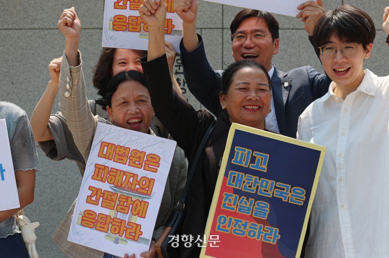 베트남전 당시 한국군에 의한 민간인 학살 피해자인 하미 마을 출신 응우옌티탄(왼쪽부터), 퐁니 마을 출신 응우옌티탄(동명이인)이 18일 서울 서초구 대법원 앞에서 열린 기자회견에서 구호를 외치고 있다. 정효진 기자