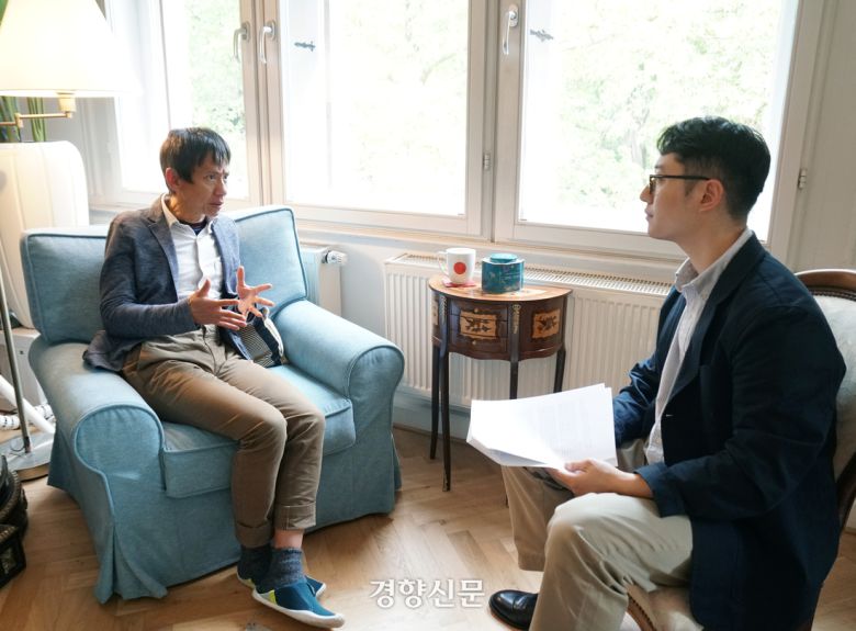 샹뱌오 독일 막스플랑크 사회인류학연구소장(왼쪽)이 지난달 22일(현지시간) 독일 할레 막스플랑크 사회인류학연구소에서 기자와 인터뷰하고 있다. 할레(독일) | 김경학 기자