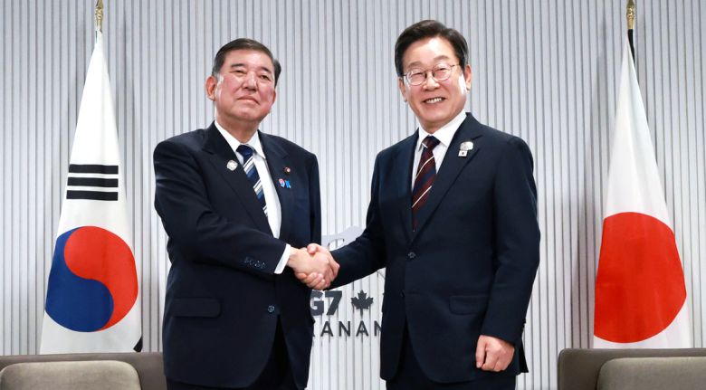 이재명 대통령과 이시바 시게루 일본 총리가 17일(현지시간) 캐나다 앨버타주 캐내내스키스 주요 7개국(G7) 정상회의장에서 열린 한일 정상회담에서 악수하고 있다. 김창길 기자