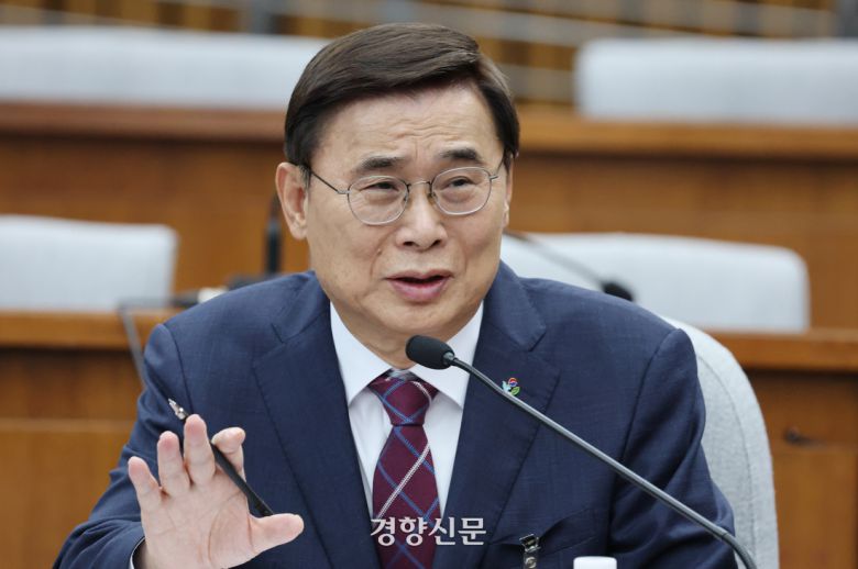 이종석 국가정보원장 후보자가 19일 국회에서 열린 인사청문회에서 의원질의에 답하고 있다. 박민규 선임기자