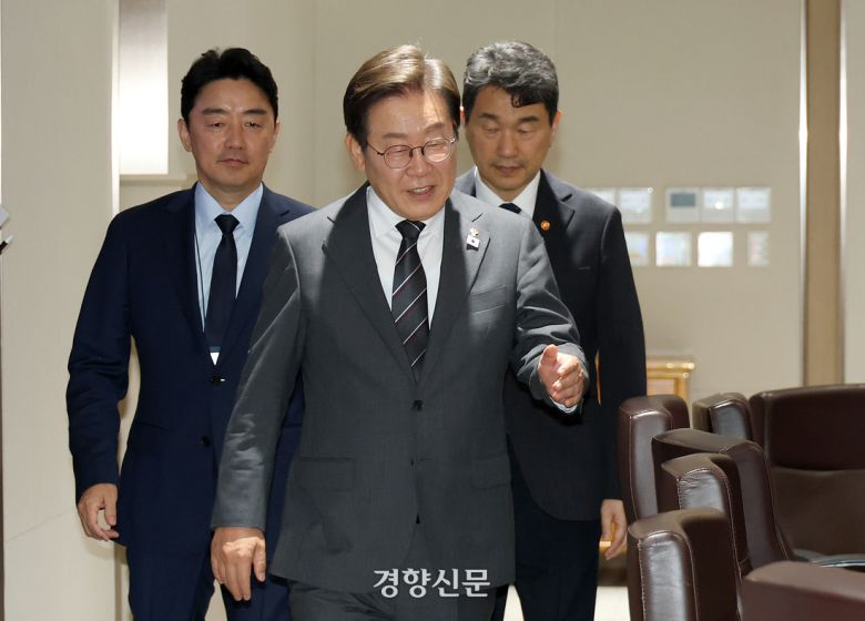 이재명 대통령이 19일 용산 대통령실 청사의 국무회의장에 들어서고 있다. 김창길 기자